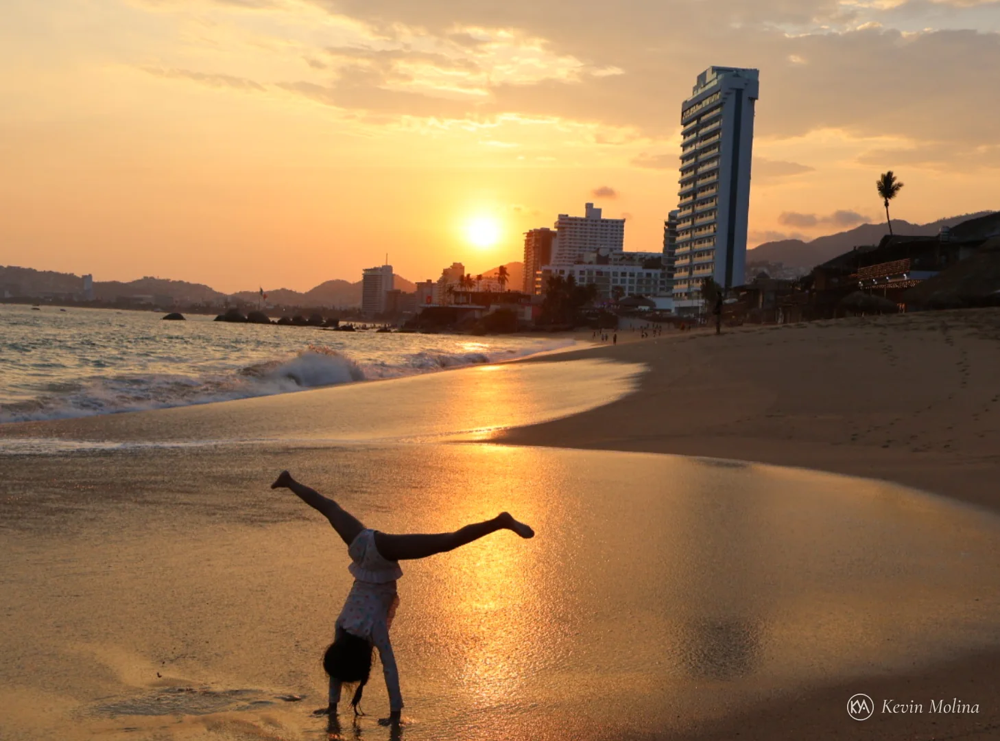 Antes: foto sin editar de la niña haciendo una voltereta al atardecer